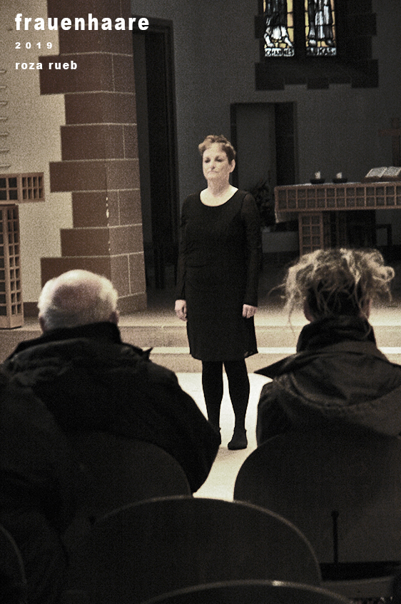 Frau im Kirchenraum